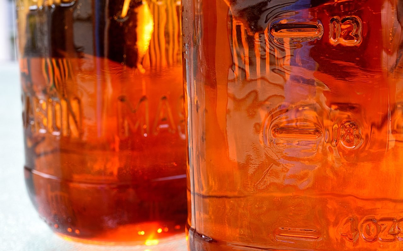 https://www.tasteofhome.com/wp-content/uploads/2007/04/sun-tea-in-the-process-of-being-made-623356606.jpg