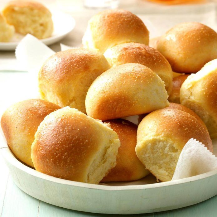 Cornmeal Pan Rolls