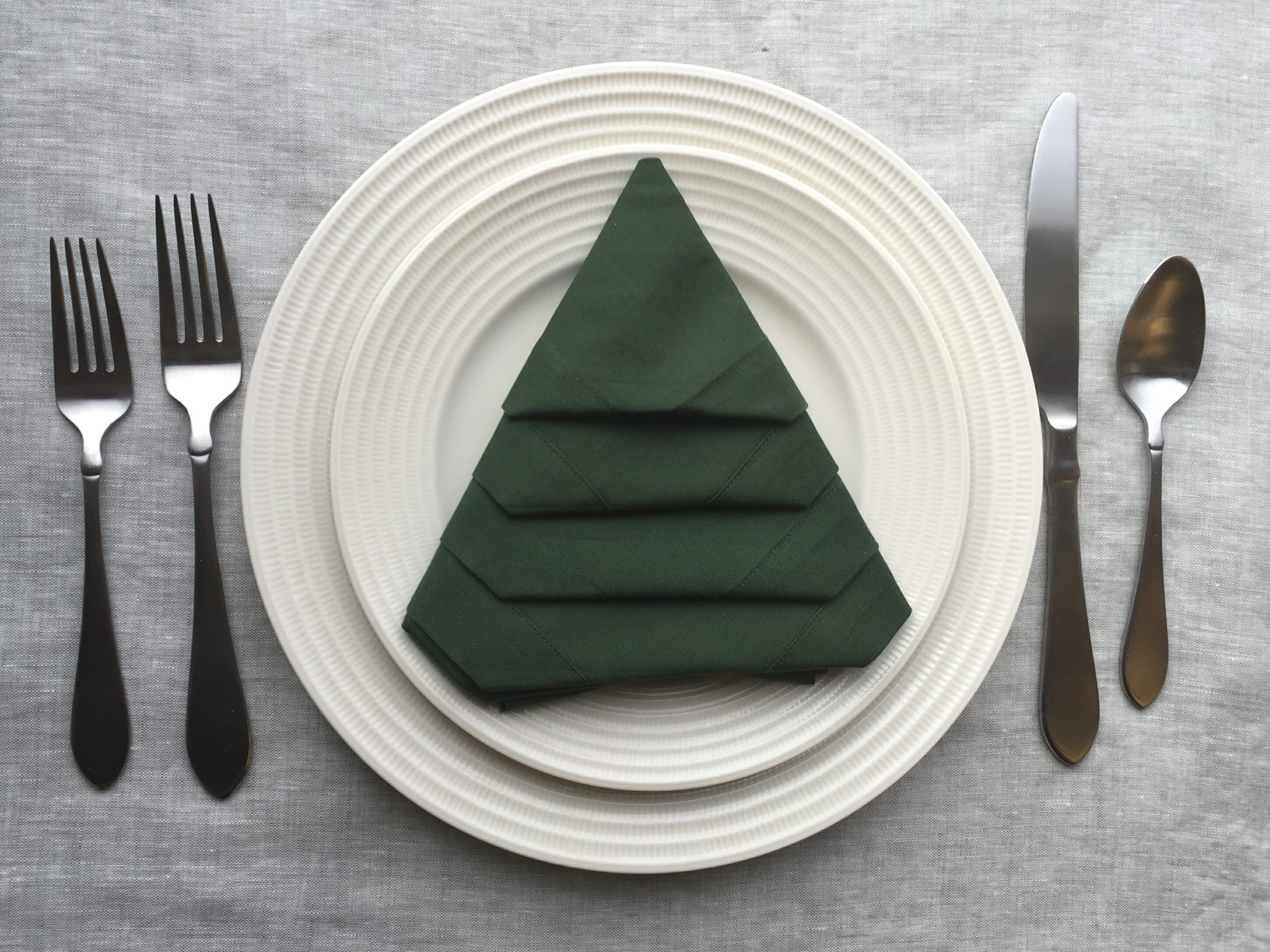 this-christmas-tree-napkin-fold-will-make-your-table-extra-festive