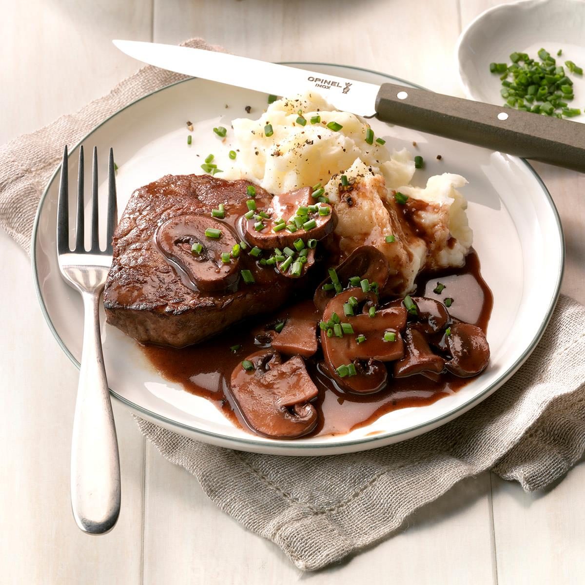 Beef Fillets With Portobello Sauce Exps Sddj18 23338 D08 09 6b 7