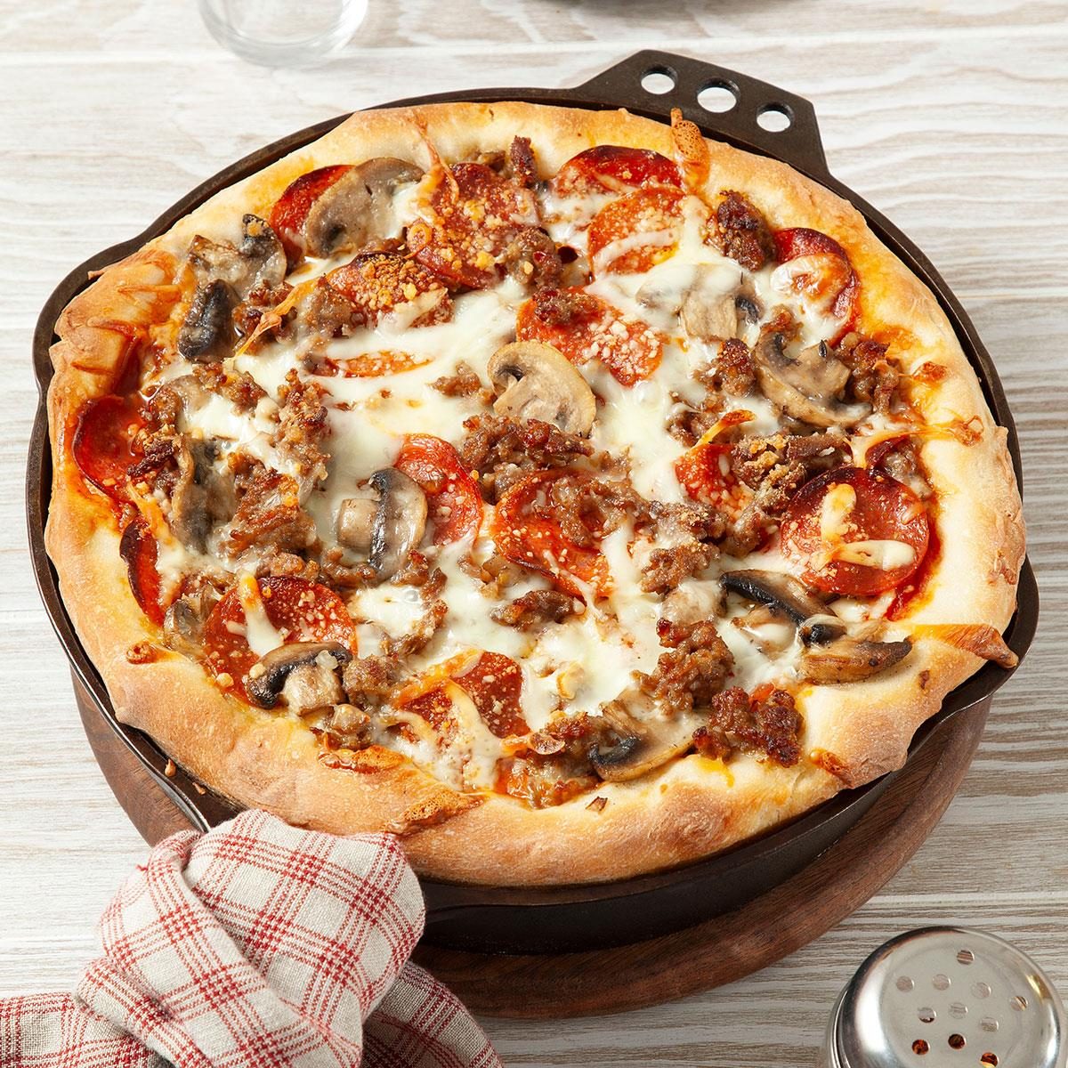 https://www.tasteofhome.com/wp-content/uploads/2018/01/Chicago-Style-Deep-Dish-Pizza_EXPS_FT23_17170_JR_1129_1.jpg