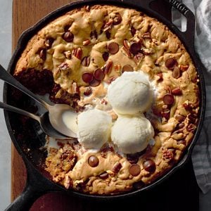 Chocolate Pecan Skillet Cookie Exps Cimz17 213117 B09 16 4b 4