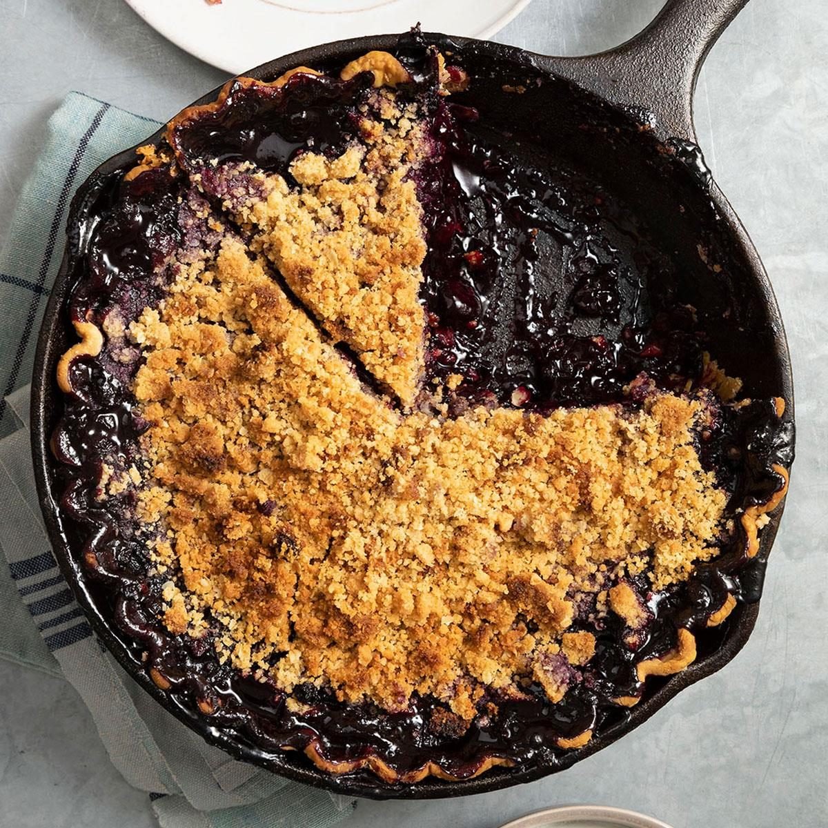 https://www.tasteofhome.com/wp-content/uploads/2018/01/Maine-Blueberry-Pie-with-Crumb-Topping_EXPS_FT23_46683_ST_1129_3.jpg?fit=700%2C1024