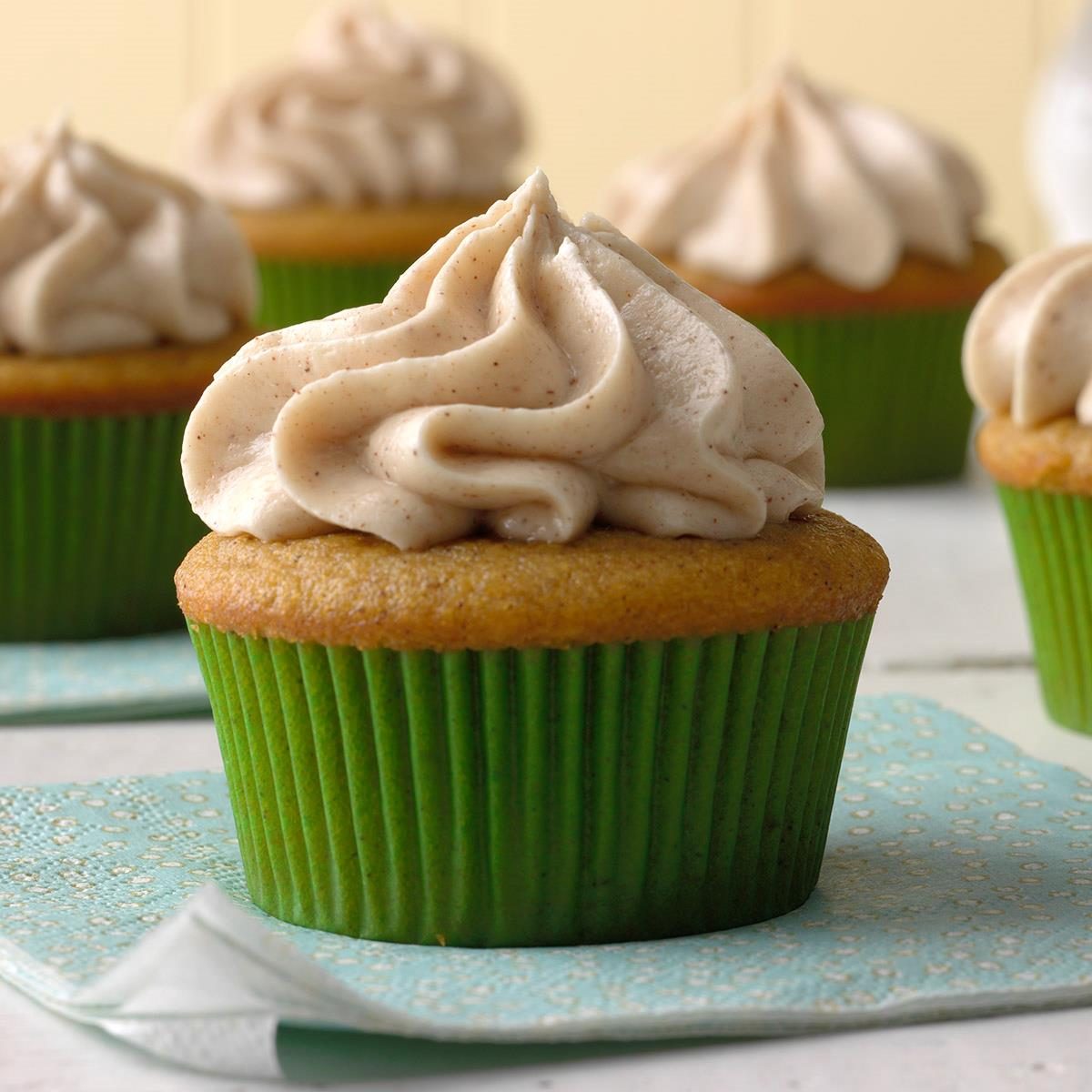 Pumpkin Spice Cupcakes With Cream Cheese Frosting Exps Mrmz16 42386 B09 16 6b 18