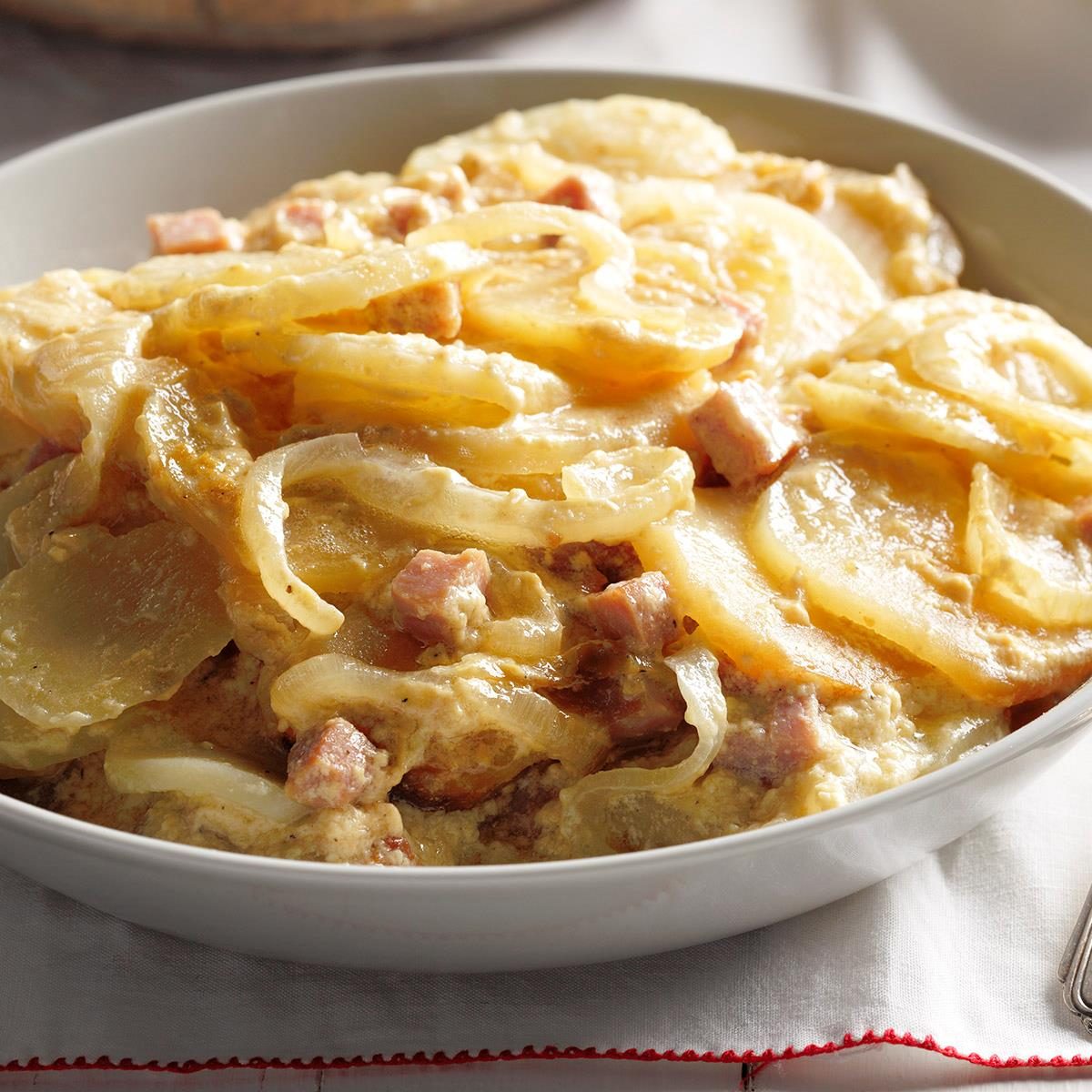 https://www.tasteofhome.com/wp-content/uploads/2018/01/Saucy-Scalloped-Potatoes_EXPS_HSCB17_8565_B07_26_3b.jpg