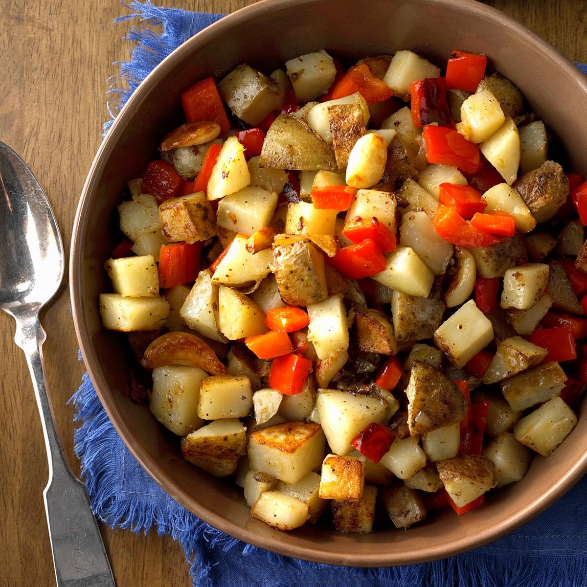 Skillet Potatoes With Red Pepper And Whole Garlic Cloves Exps Hca18 111827 C11 02 5b 9