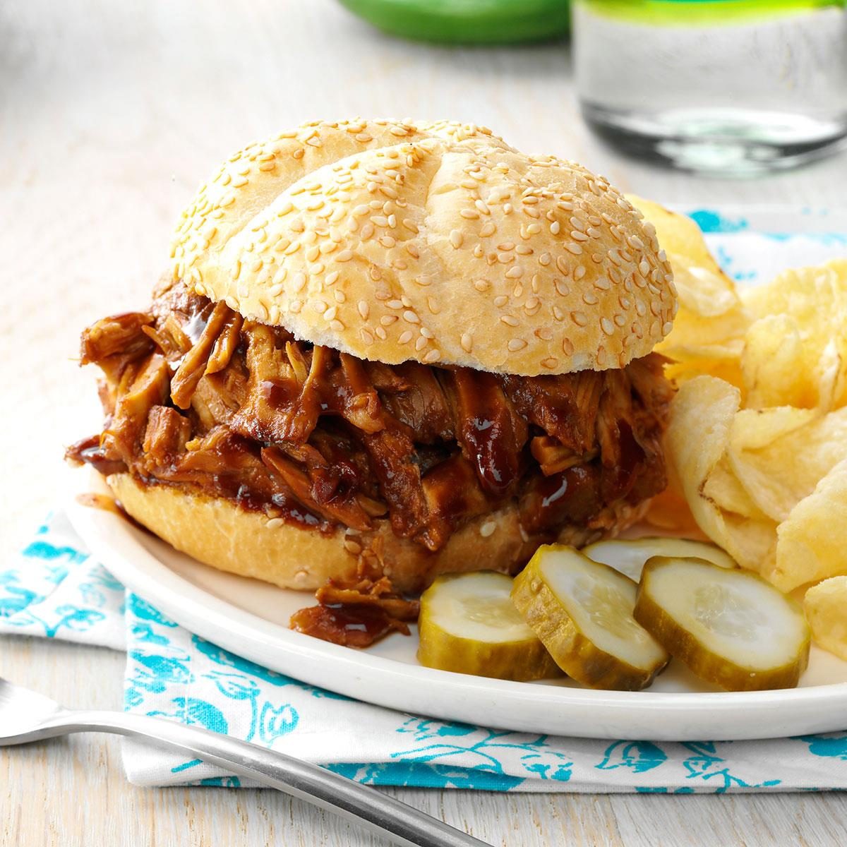 Slow Cooker Pulled Pork Sandwiches Exps39511 Cw143040b11 01 1bc Rms