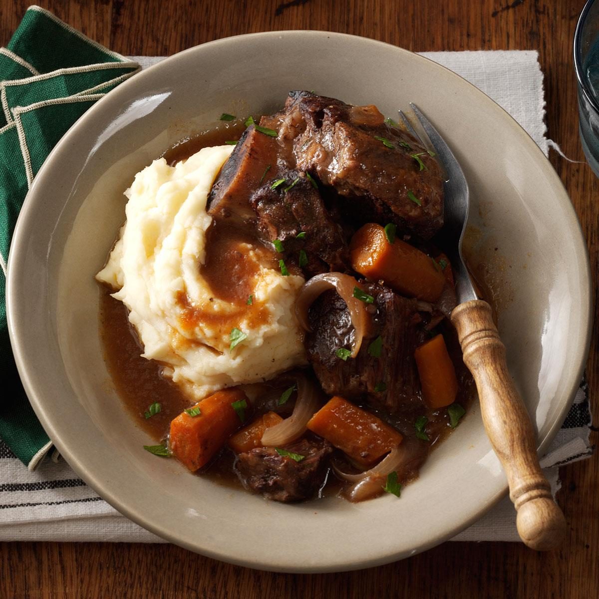 https://www.tasteofhome.com/wp-content/uploads/2018/01/Slow-Cooker-Short-Ribs_exps74925_TH143190C09_25_2bC_RMS-6.jpg