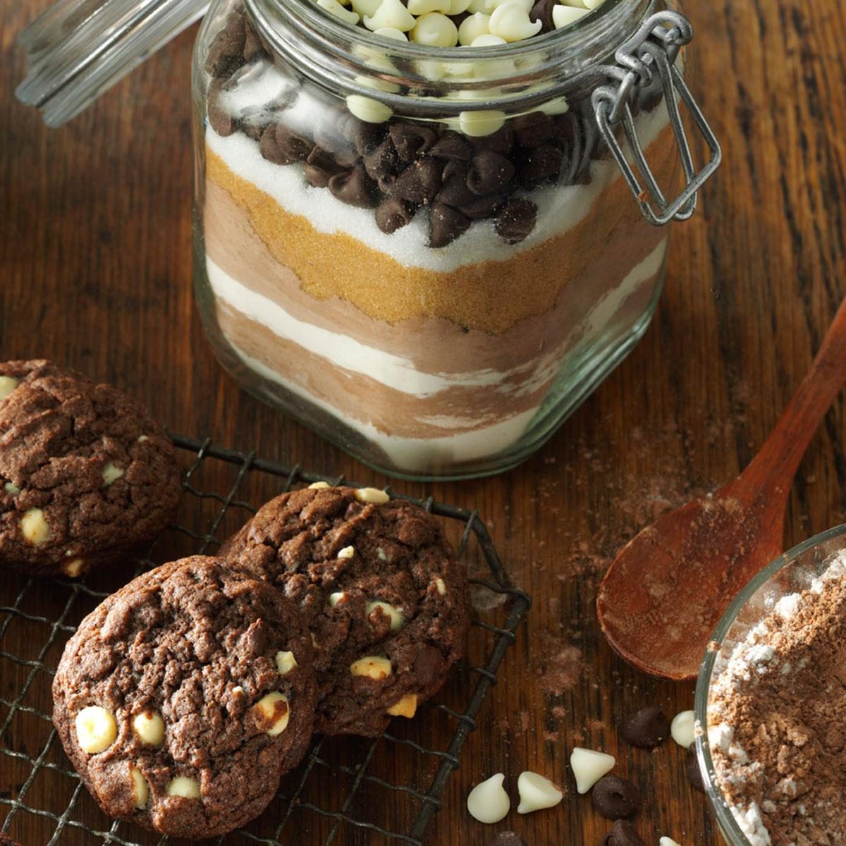Healthy Mason Jar Monster Cookie Mix (recipe & instructions