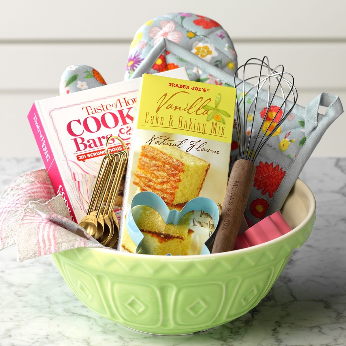 How to Make a Gift Basket for the Baker