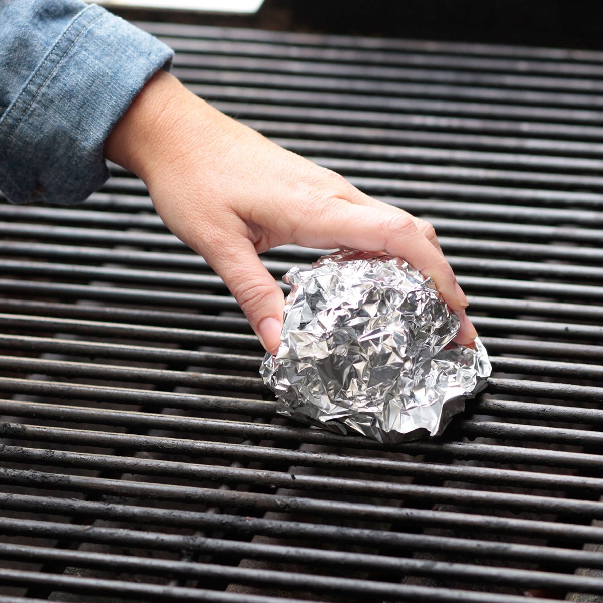 Wiping grill with ball of foil