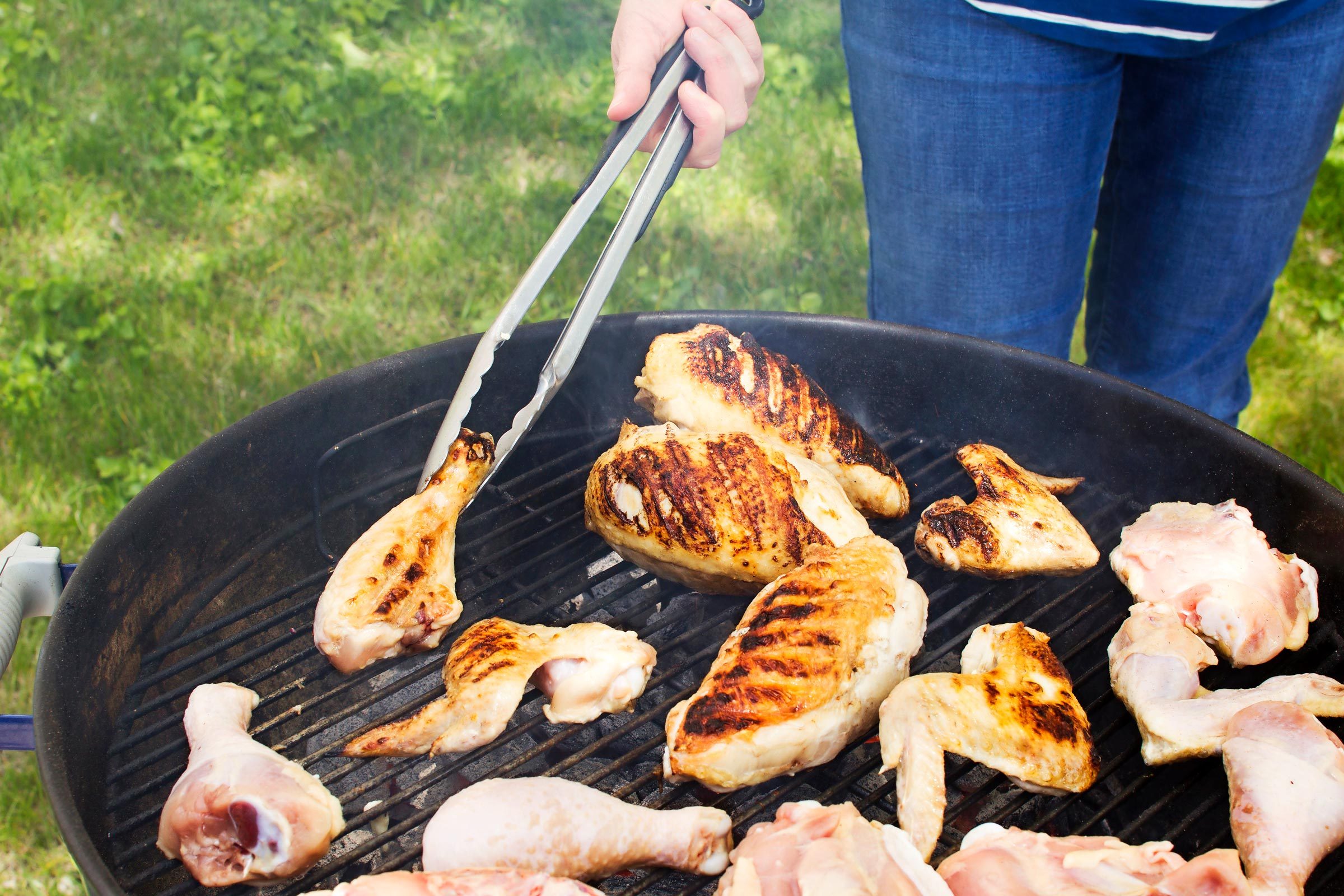 grilling chicken on the grill