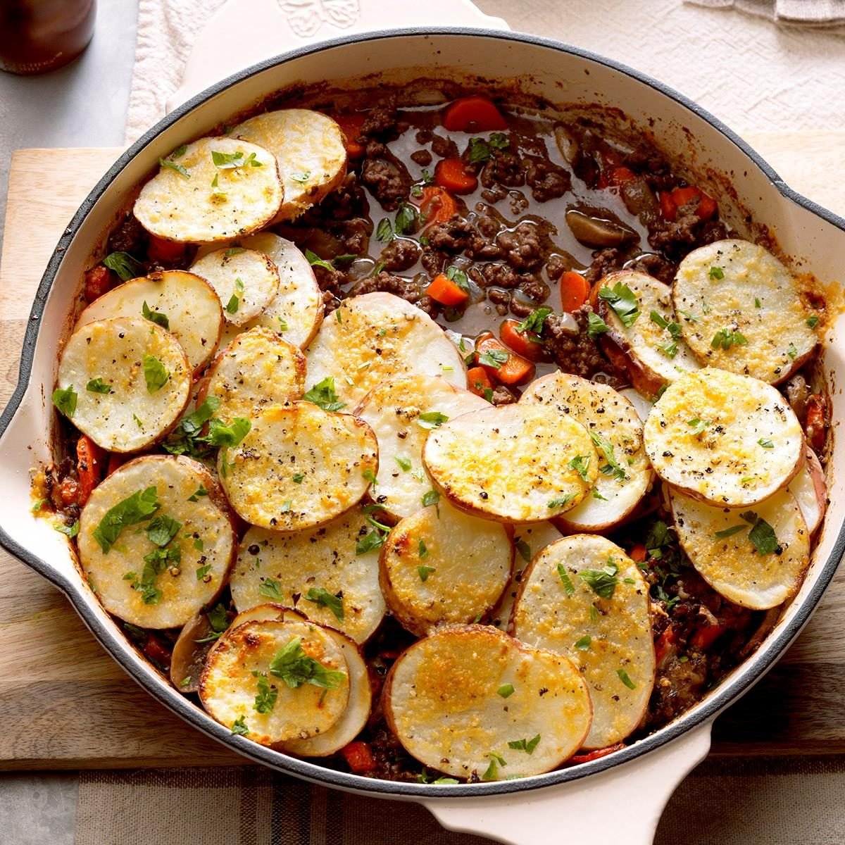 Potato Topped Ground Beef Skillet Exps Hck18 191121 B04 014 6b 25