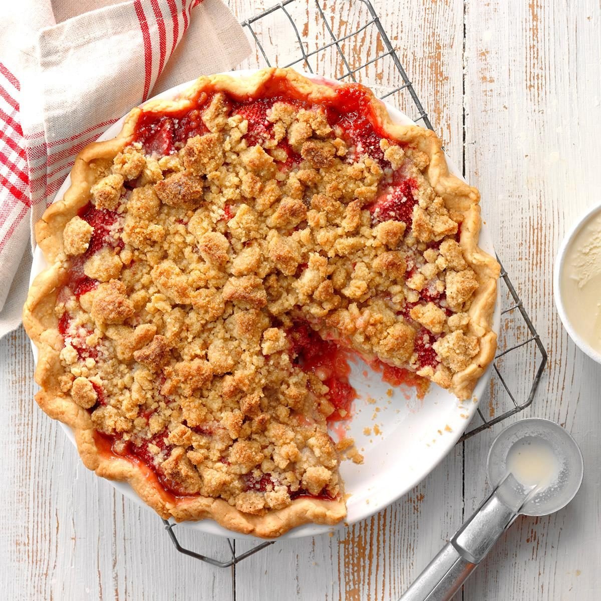 Strawberry Crumble Pie Exps Cwas18 226162 D04 05  12b 12