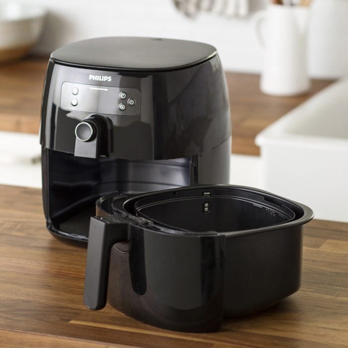 https://www.tasteofhome.com/wp-content/uploads/2018/09/how-to-clean-an-air-fryer01_WCICINRB19_PU4352_C06_26_2bC-700x700.jpg