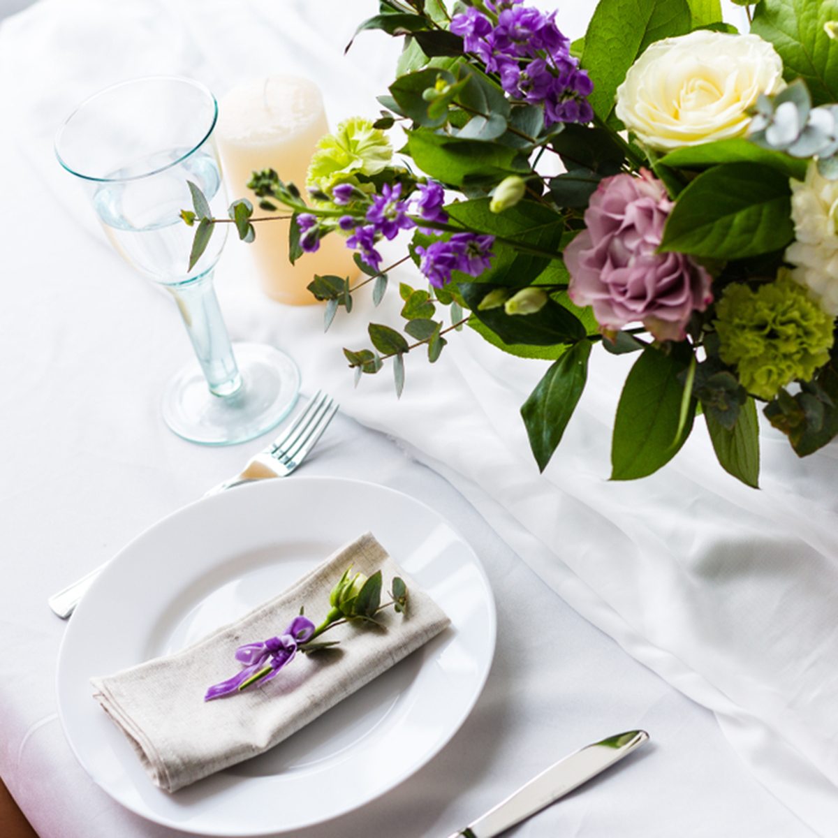 Romantic dinner setup with fresh flowers in a restaurant