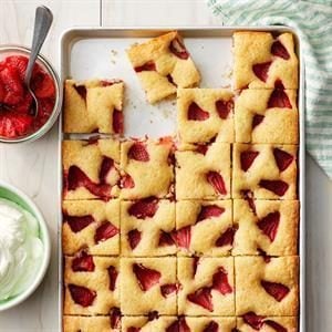 Roasted Strawberry Sheet Cake Exps Thjj19 232733 E02 19 4b