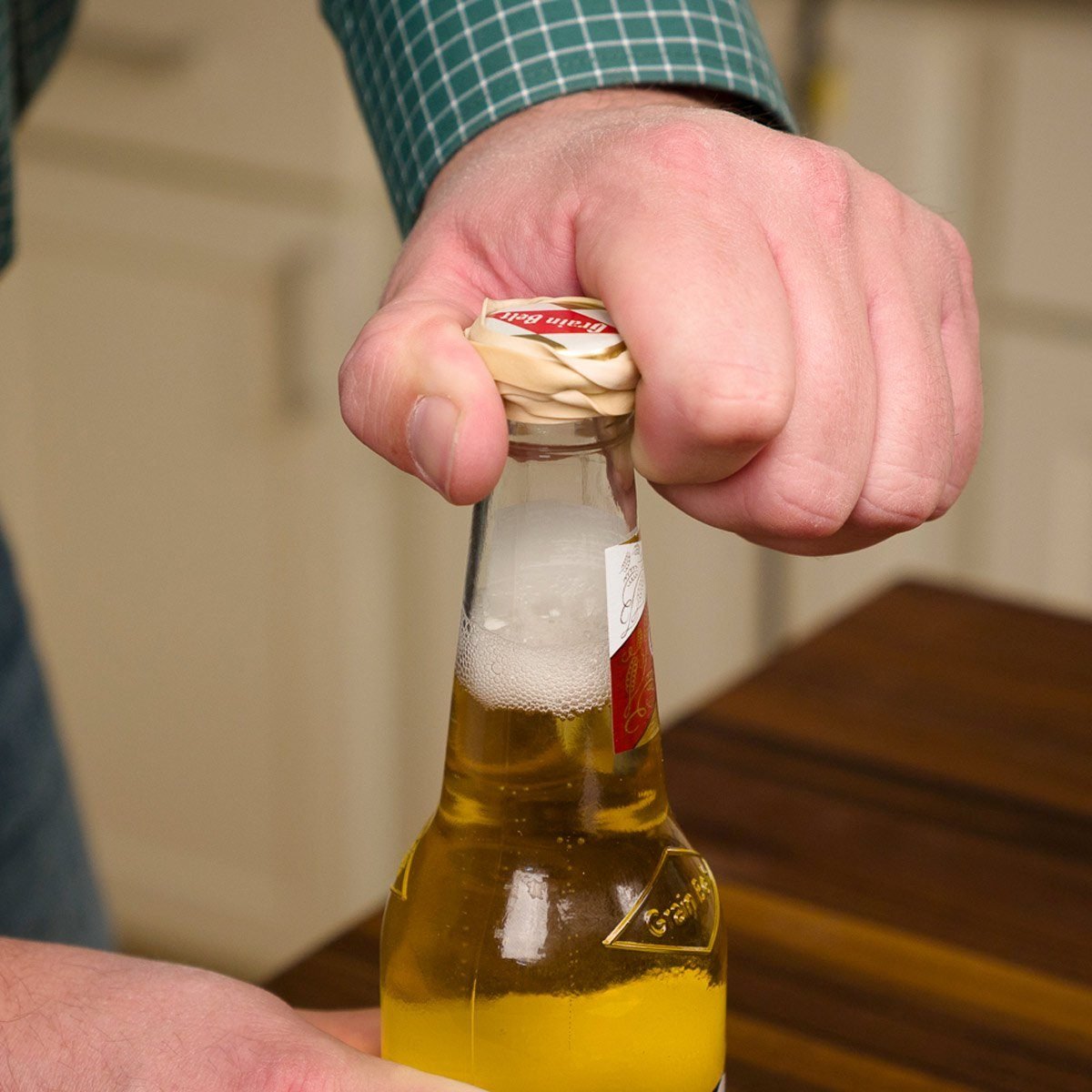 Opening a bottle with a rubber band