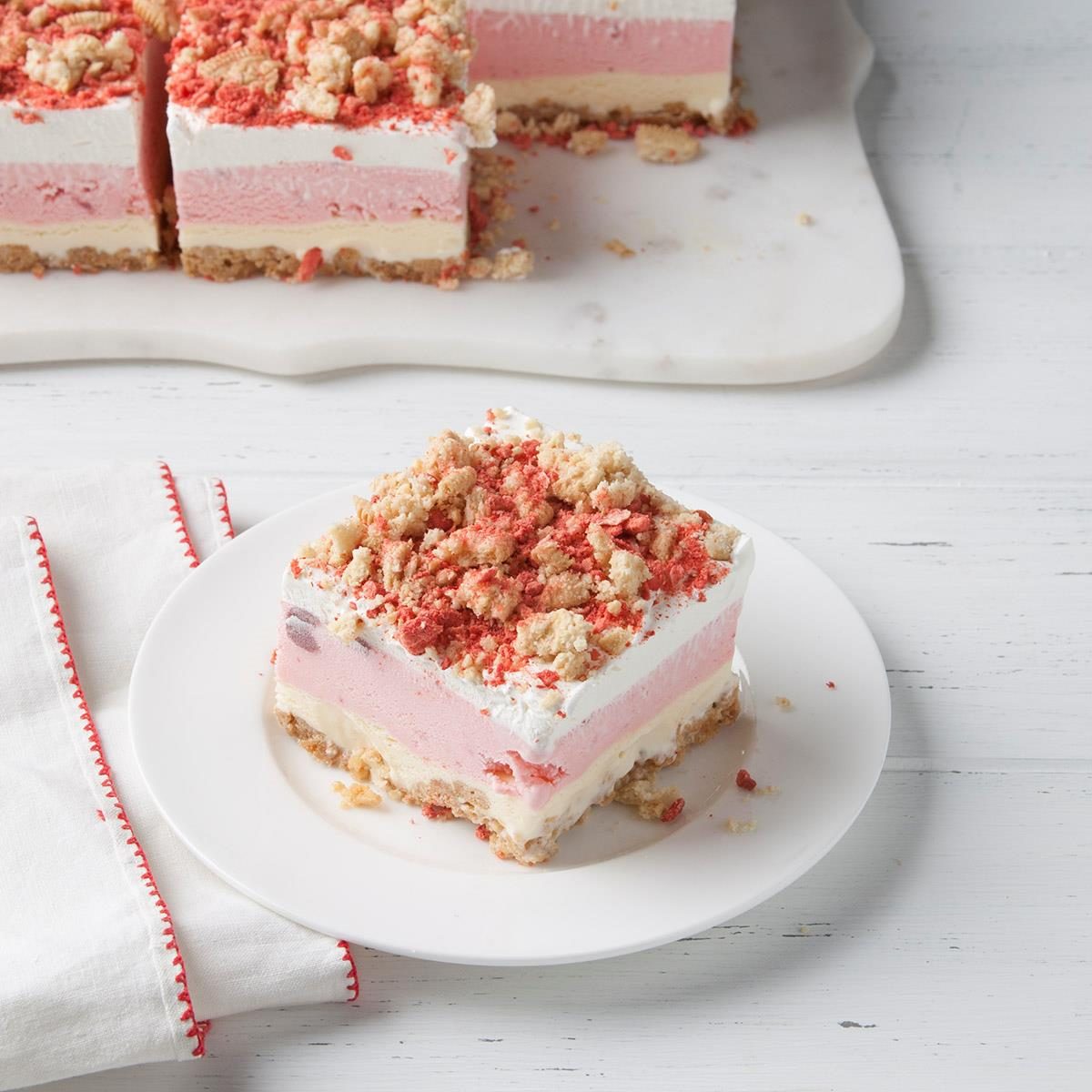 Strawberry Crunch Ice Cream Cake Exps Ft19 242521 F 0627 1 17