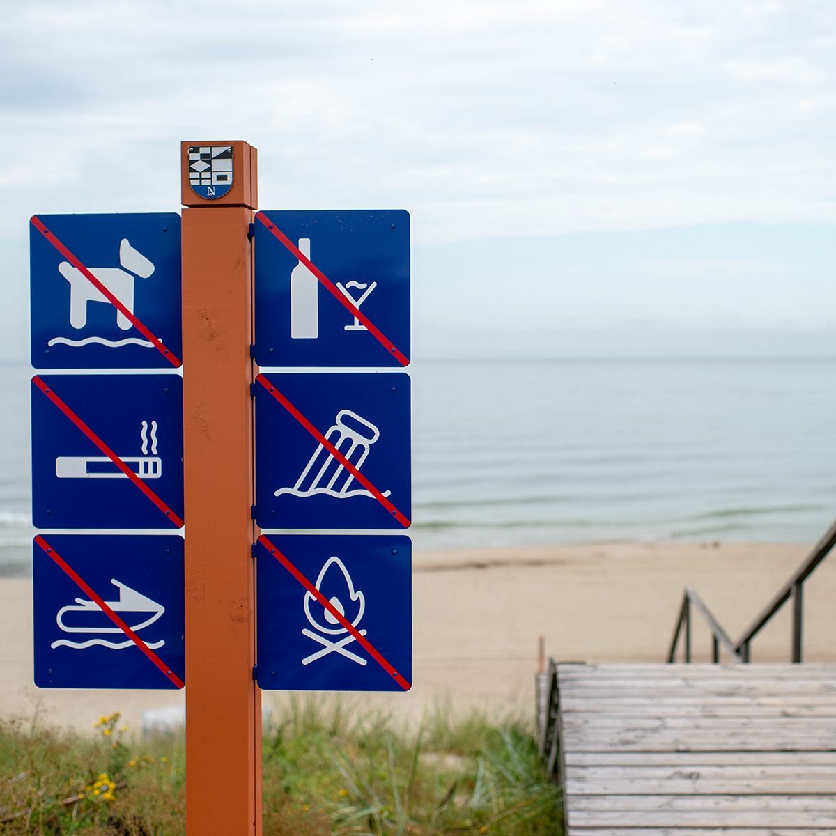 On the beach it is forbidden: walking Pets, drinking alcohol, Smoking, garbage, boating,bonfires. No dog. Please don't litter beach.