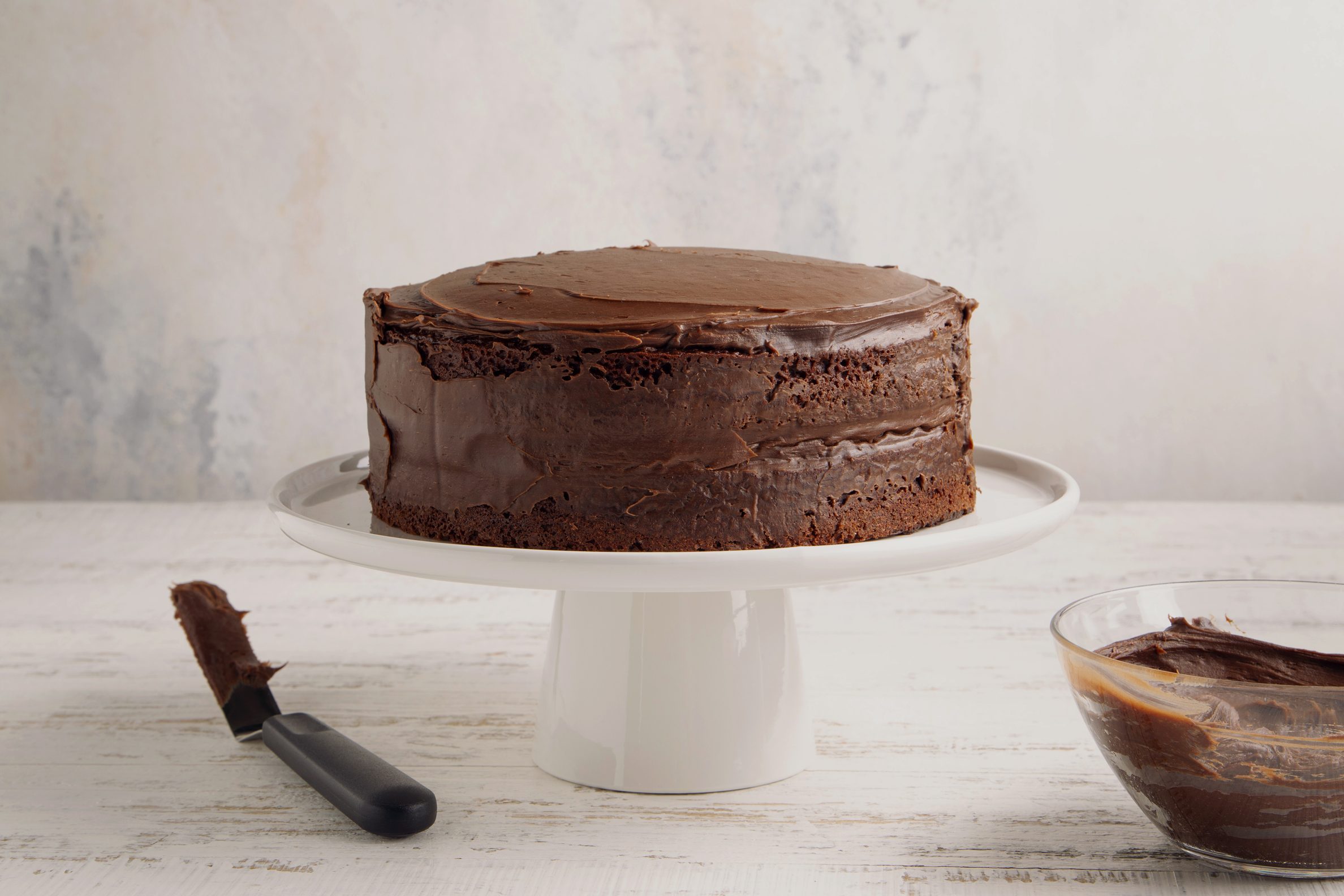 Frosting the kit kat cake