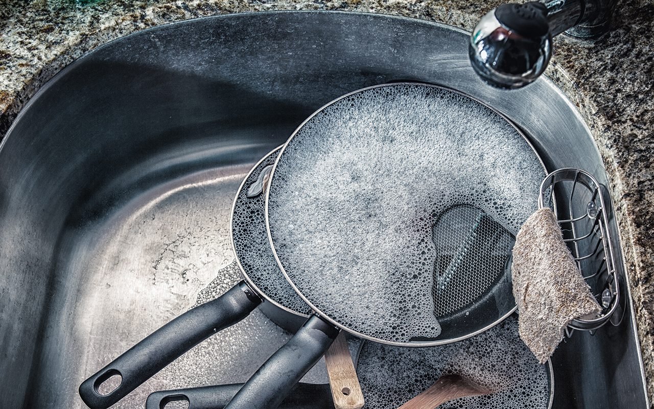Why you should never wash a hot pan - Reviewed