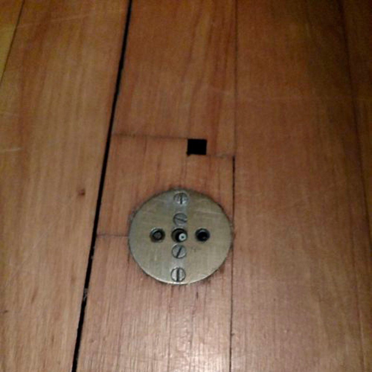 Servant Floor Button