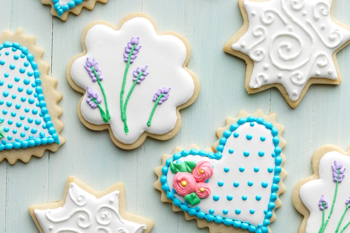 How to Decorate Sugar Cookies with Royal Icing - Cookie Tutorial