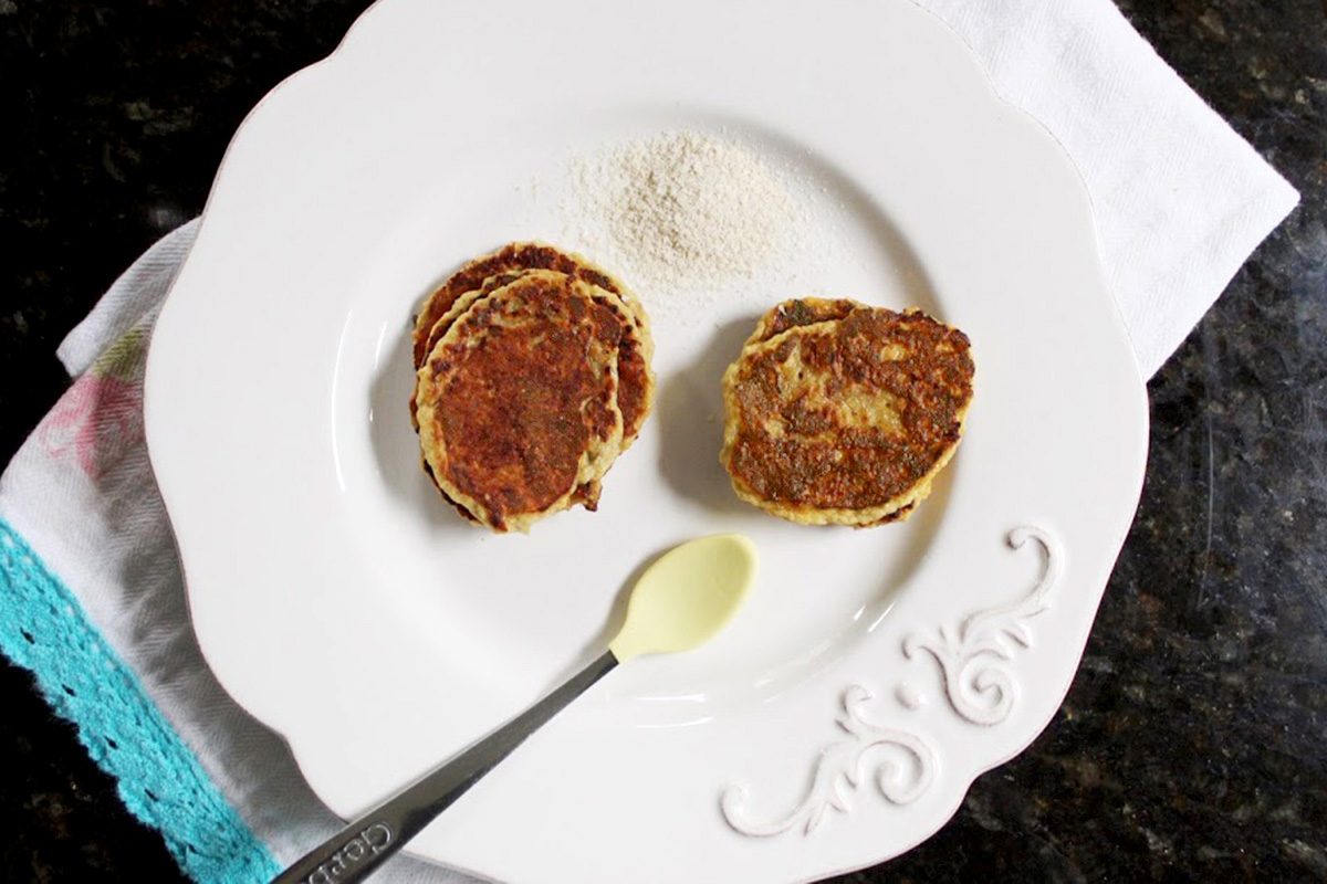  deux crêpes de céréales pour bébés dans l'assiette 