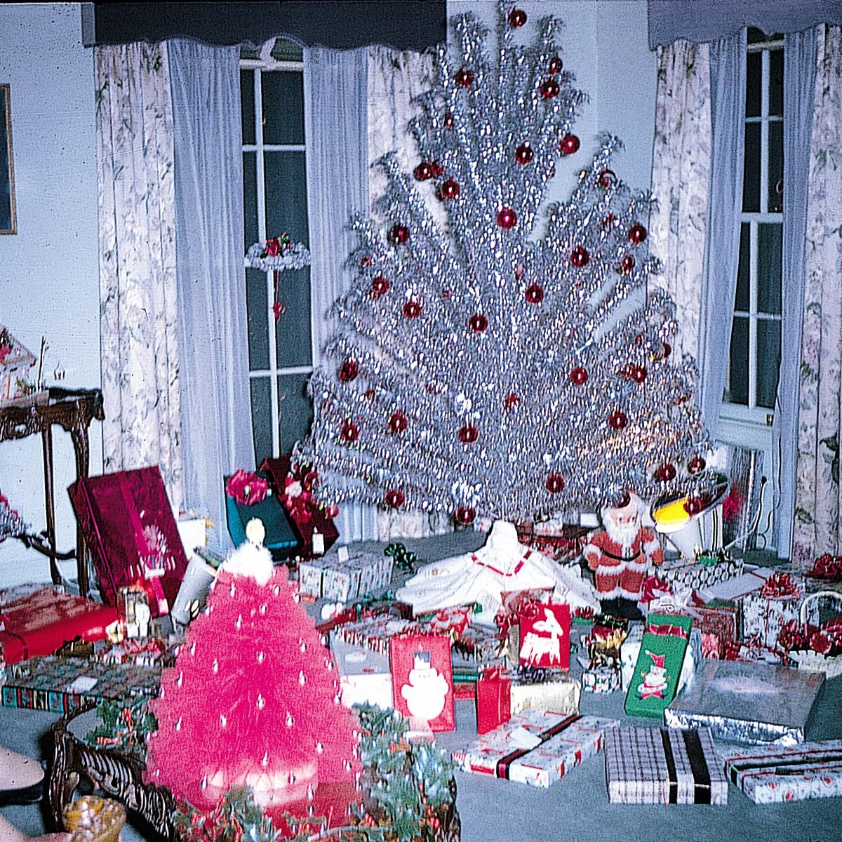 Get inspired by 1950s christmas decor for a retro holiday home