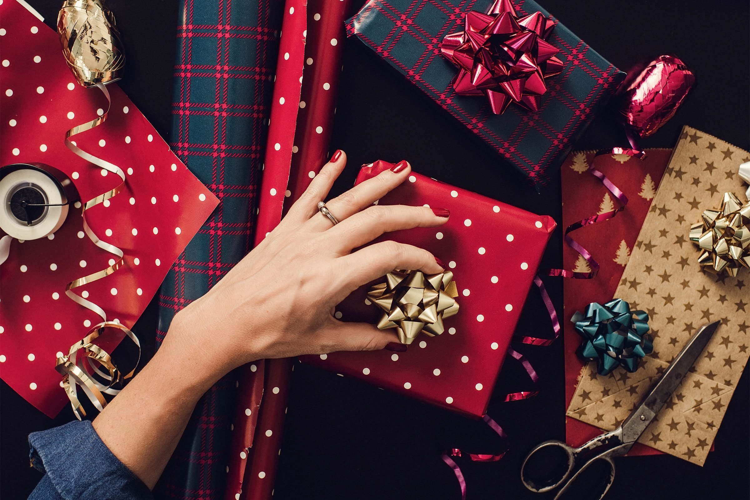 Simple Christmas Gift Wrapping Ideas with Kraft Paper - The Inspired Room