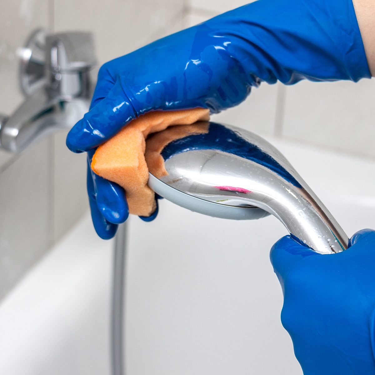 Cleaning showerhead