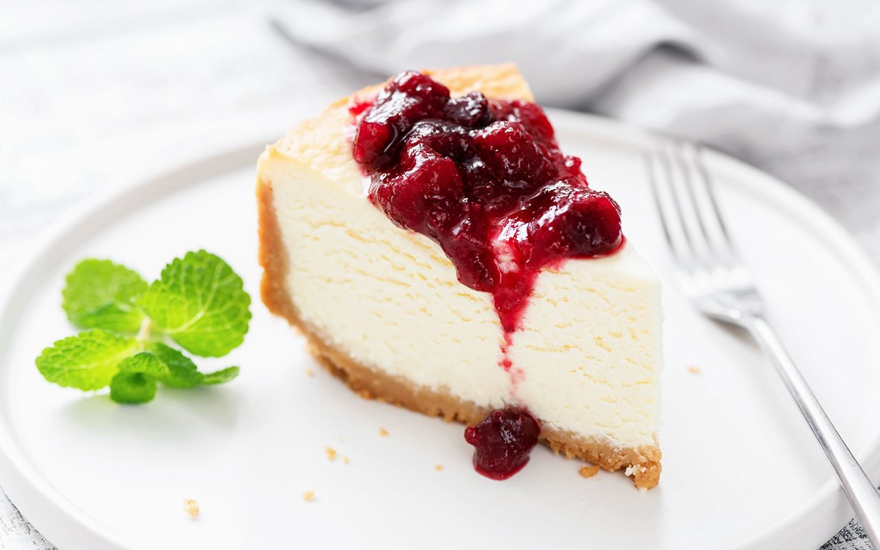 https://www.tasteofhome.com/wp-content/uploads/2020/01/classic-cheesecake-with-cherry-sauce-GettyImages-1093880340.jpg?fit=700%2C800