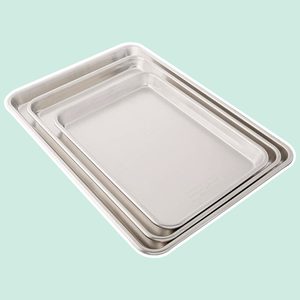 What's the Difference Between Glass and Metal Baking Pans?