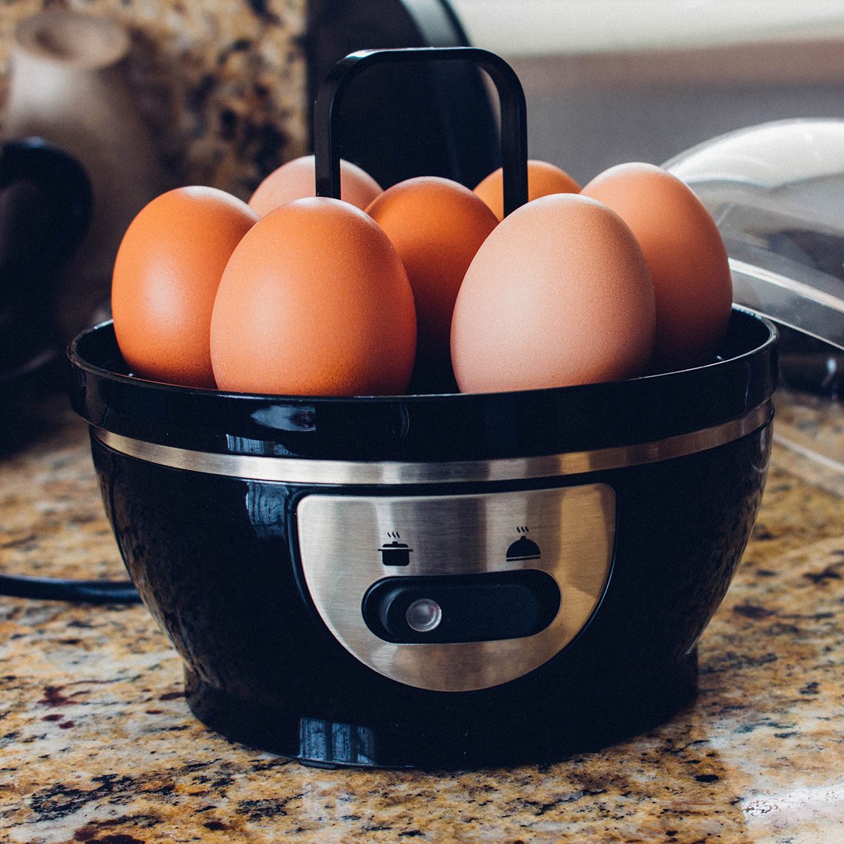 Egg cooker with eggs