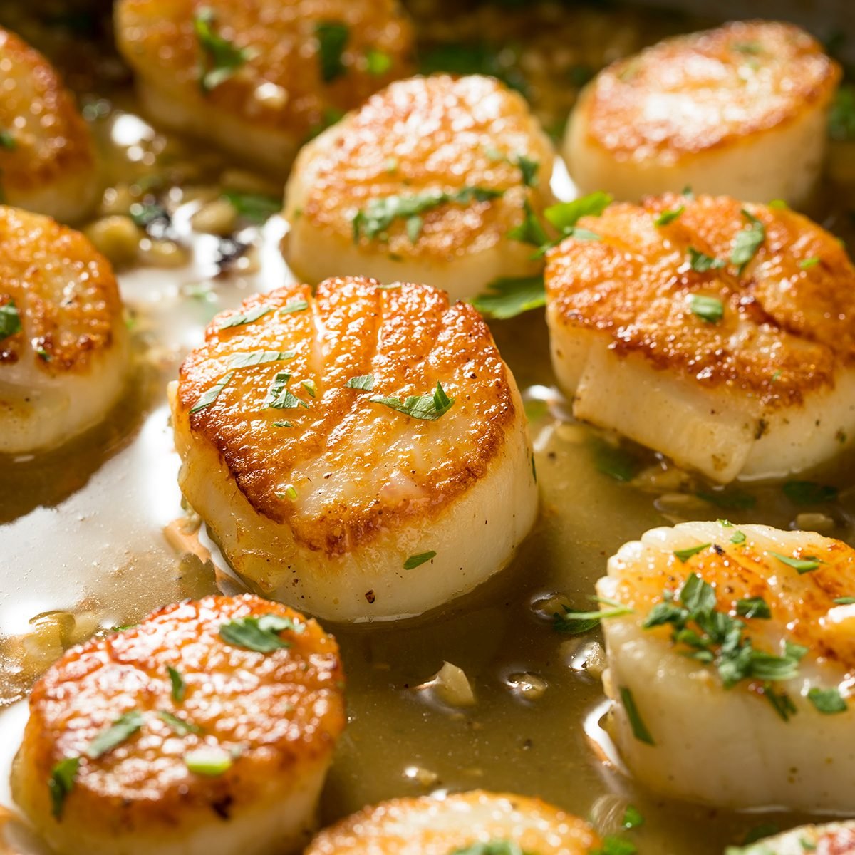 https://www.tasteofhome.com/wp-content/uploads/2020/02/panned-seared-scallops-in-broth-GettyImages-1017190092.jpg?fit=700%2C700
