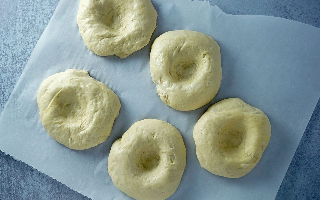 La masa de bialy formada después de la segunda subida y lista para el relleno