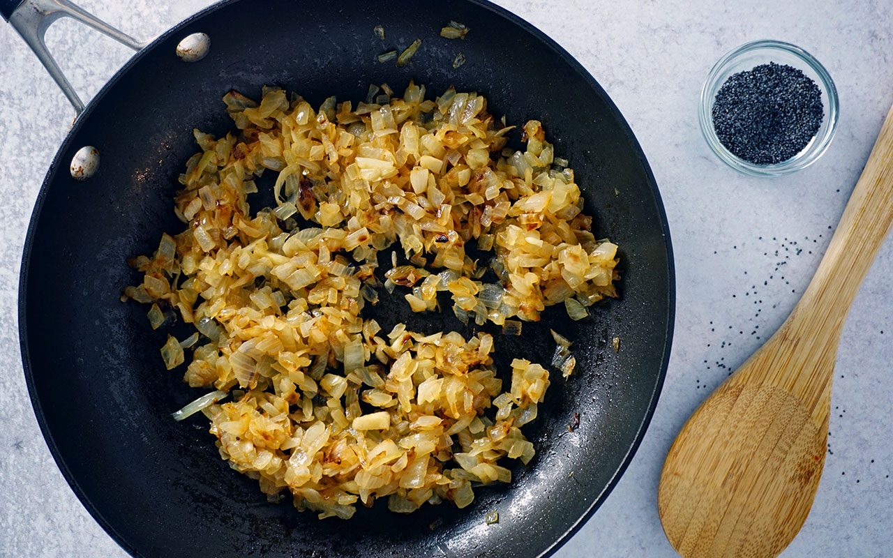 oignons et graines de pavot sautées pour la garniture