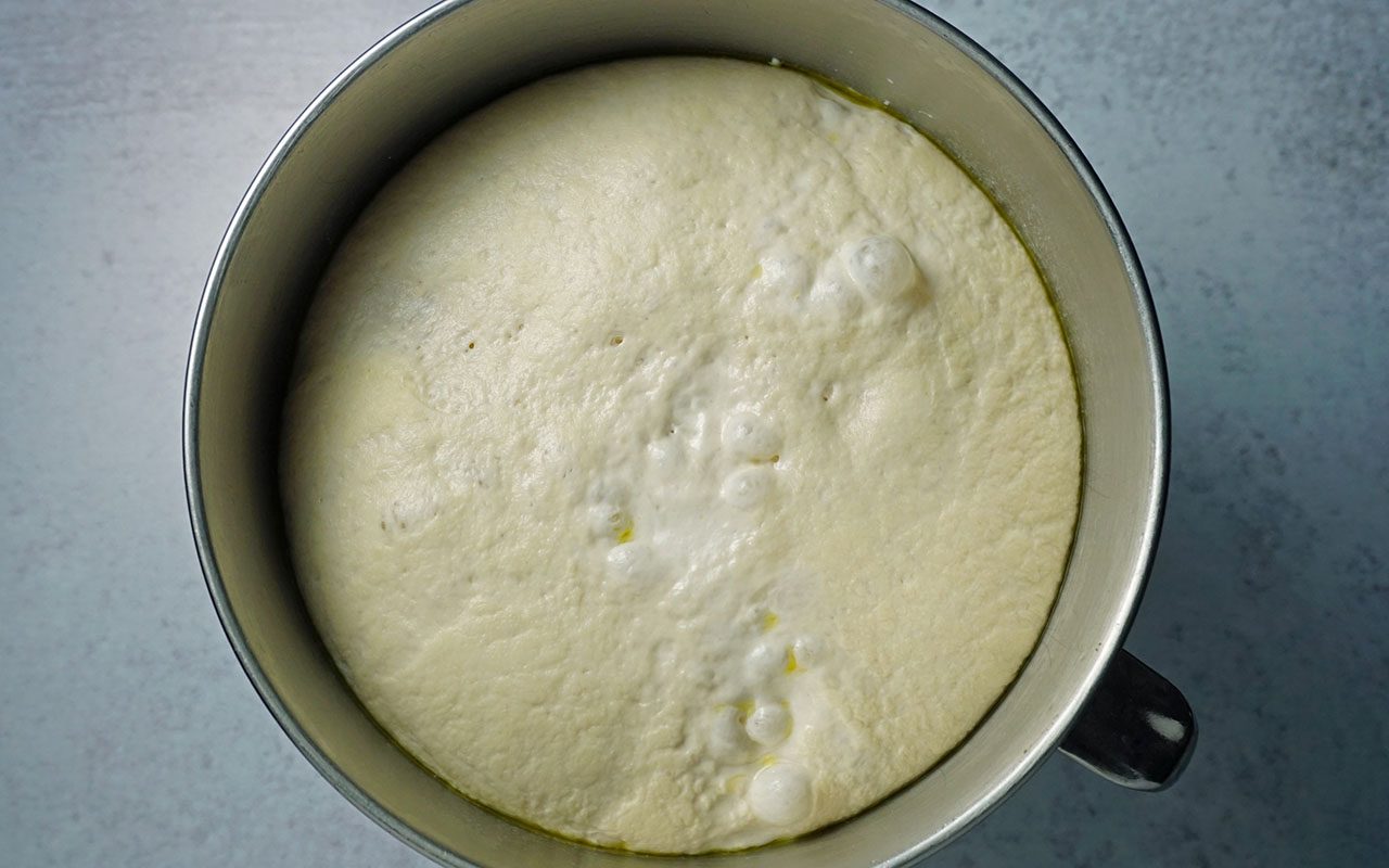 Bialy Teig in einer Schüssel nach dem ersten Aufgehen