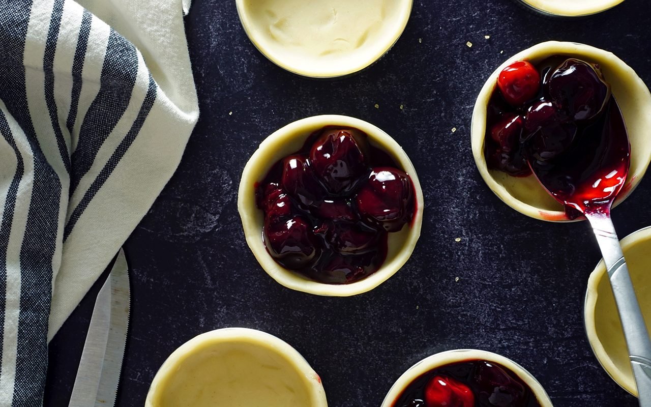 Adeguare il ripieno alle mini torte di ciliegie fatte in un barattolo con coperchio