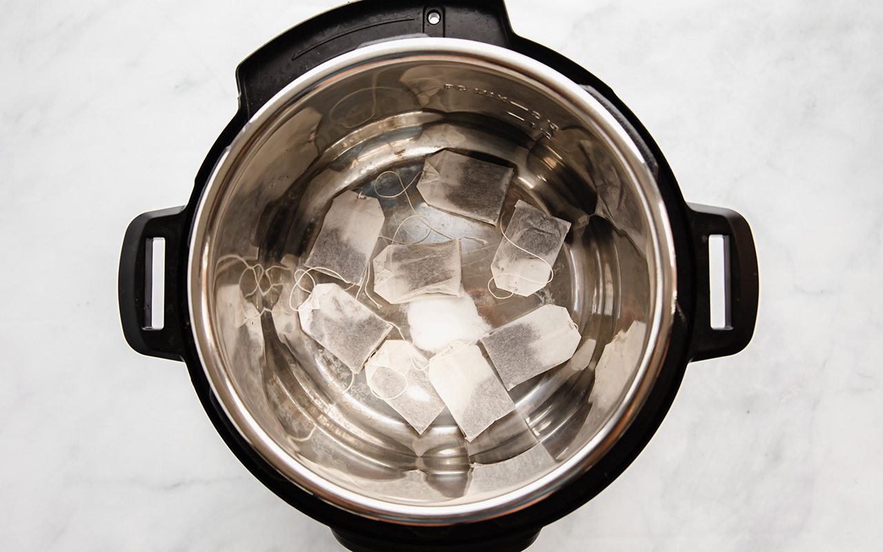 https://www.tasteofhome.com/wp-content/uploads/2020/09/how-to-make-an-easy-instant-pot-sweet-iced-tea-with-baking-soda-2-1.jpg?fit=680%2C425