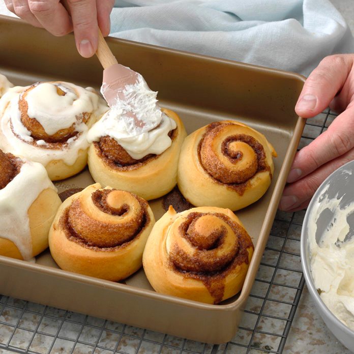 Frosting cinnamon rolls