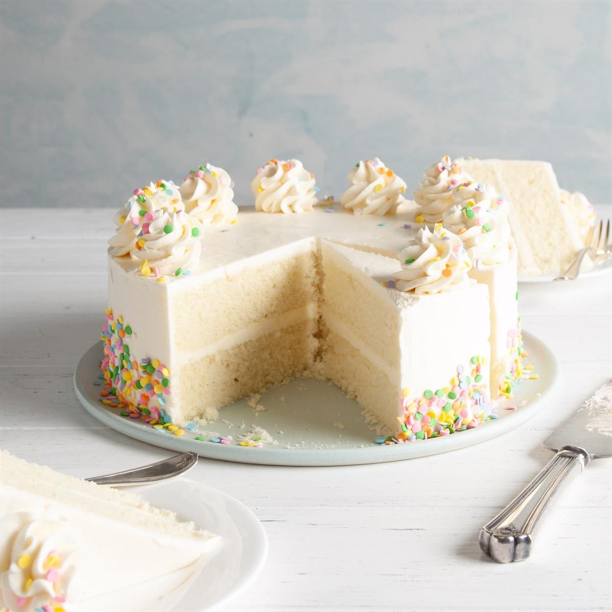 How to make the BEST white cake with buttercream frosting