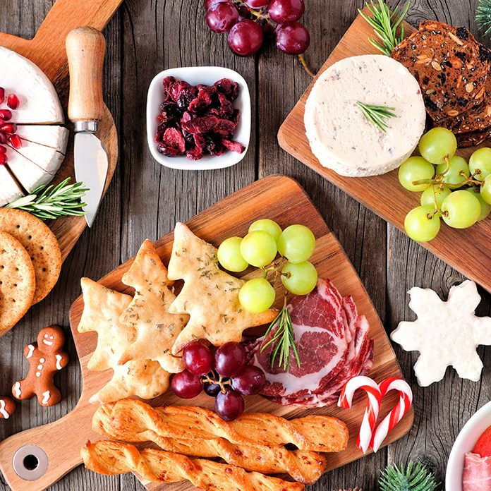 How to Make a Christmas Cheese Board