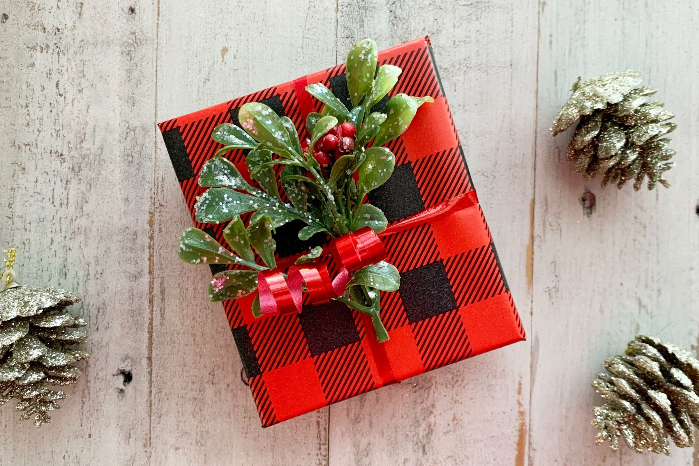 30 Elegant Christmas Gift Wrapping Ideas (You Can Use as Decor)