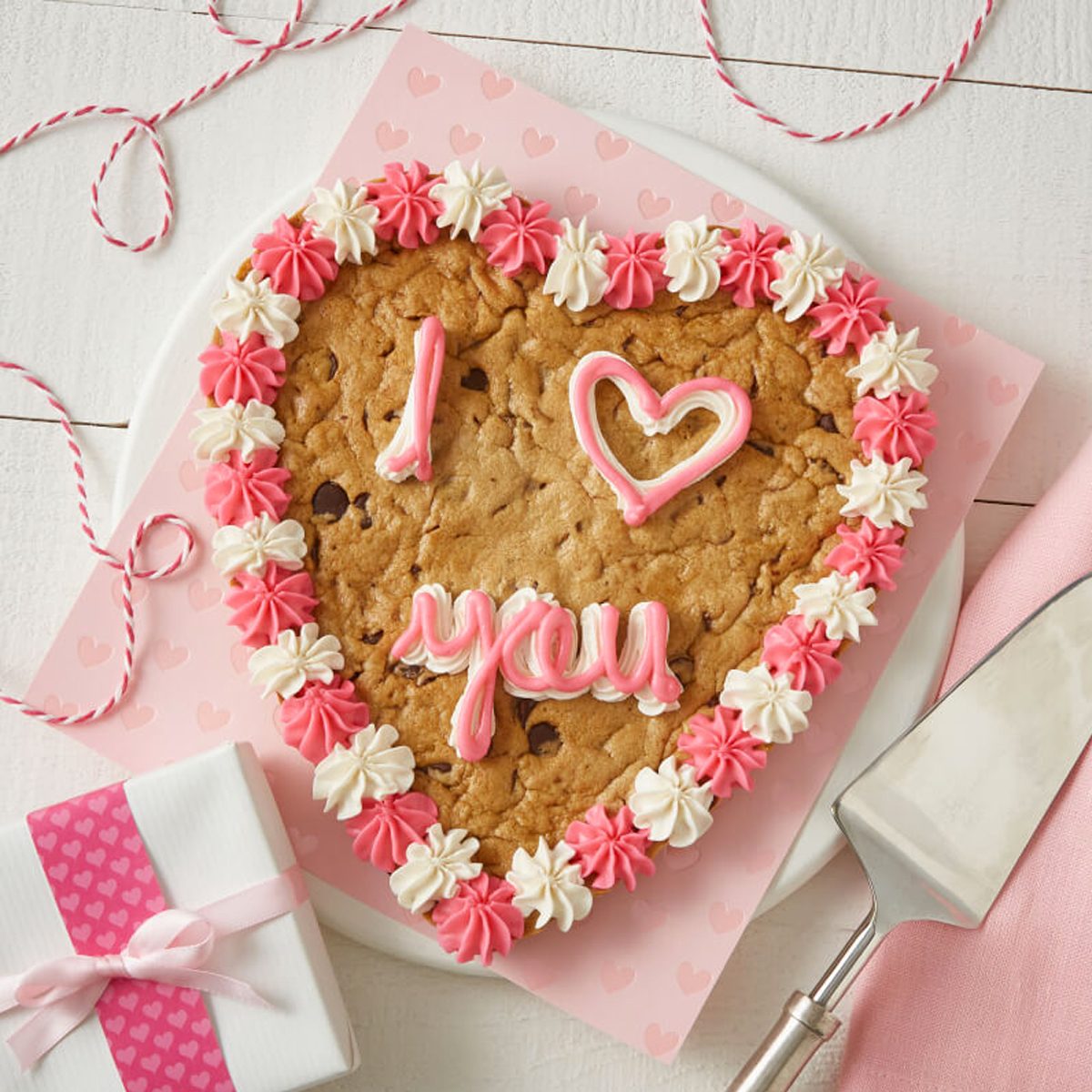 https://www.tasteofhome.com/wp-content/uploads/2022/01/9-I-LOVE-YOU-COOKIE-CAKE-ecomm-mrsfields.jpg?fit=700%2C700