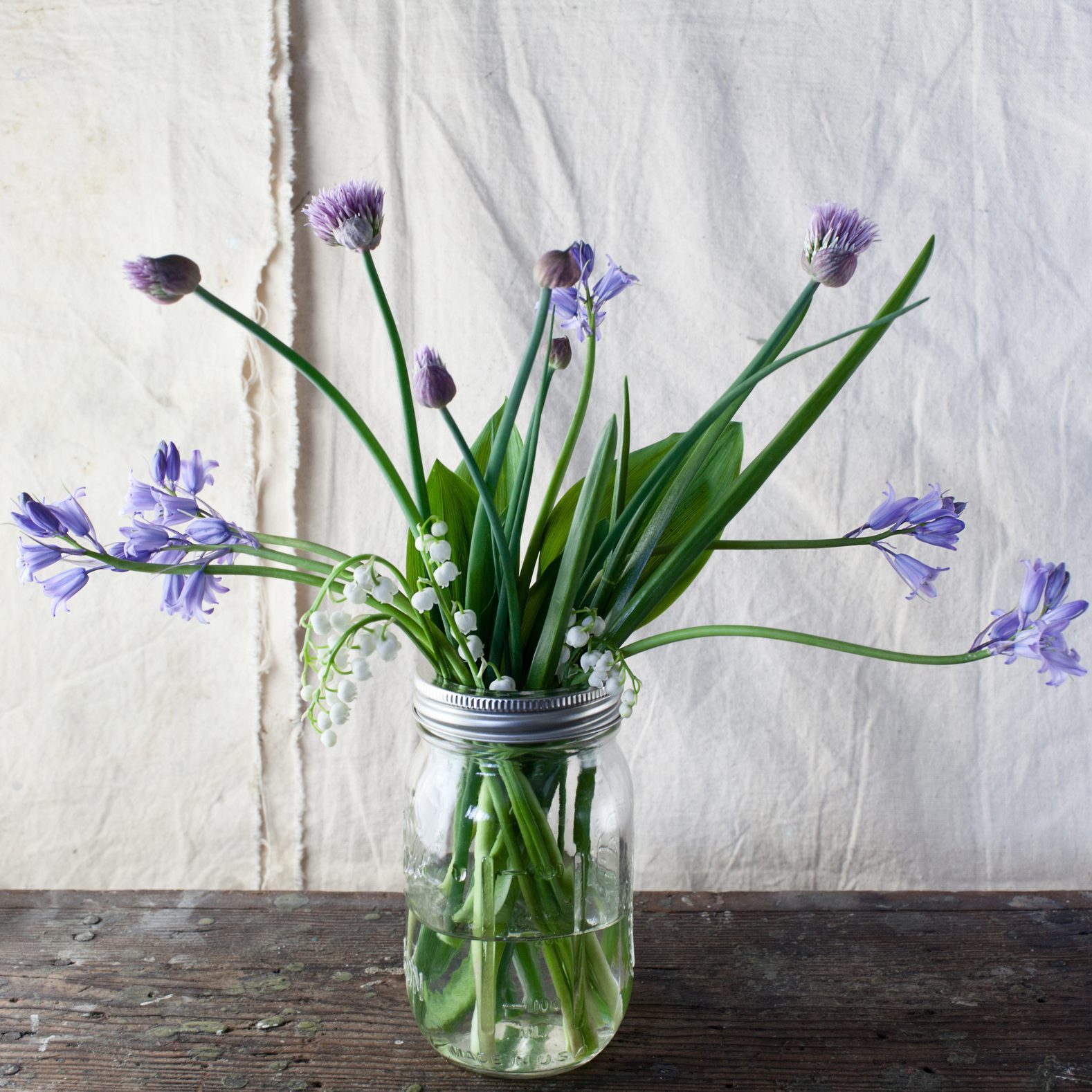 How to Pick the Best Vase Shapes for Your Flowers and Your Home