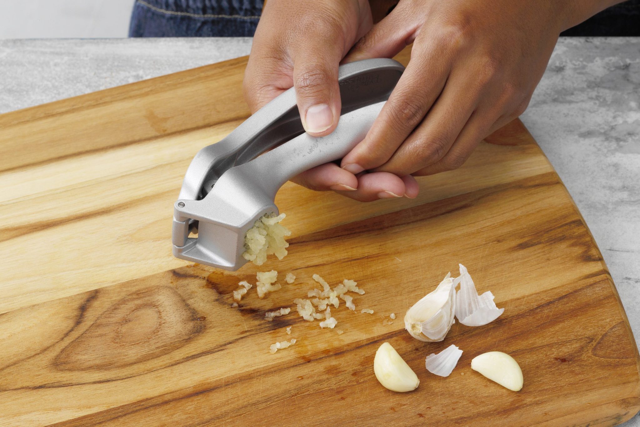 How to Mince Garlic with a Knife, Garlic Press, Grater or Food Processor