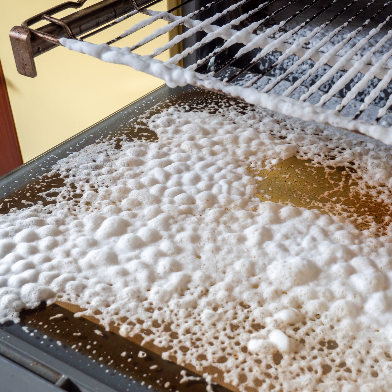 Foam from the cleaning agent for the oven cleaning