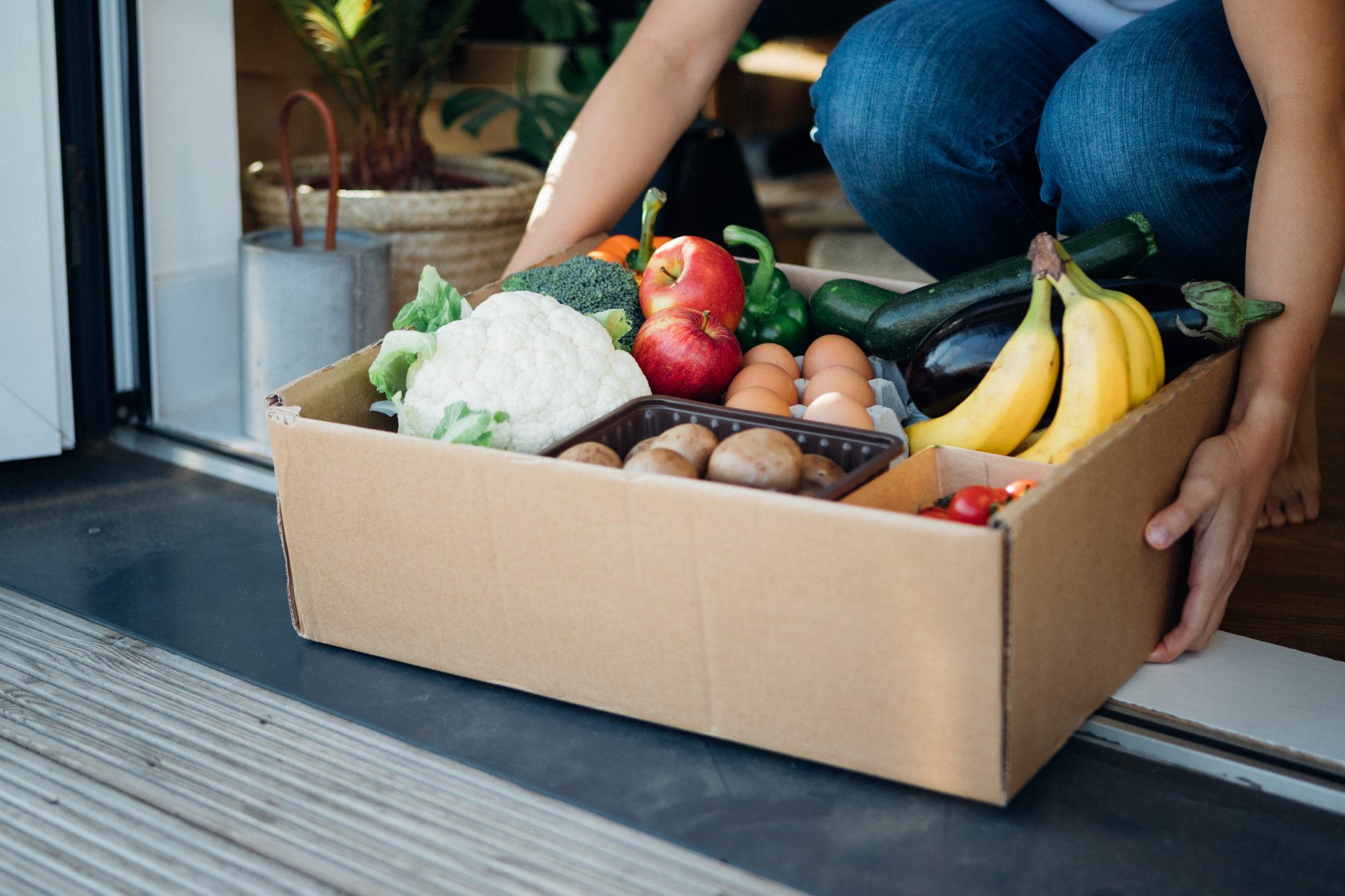 Fresh Grocery Delivery: The Pros & Cons